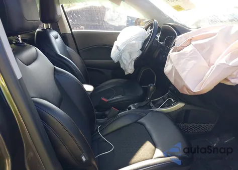 2021 Jeep Compass Latitude 4X4 z USA, uszkodzony, nr VIN 3C4NJDBB1MT560627